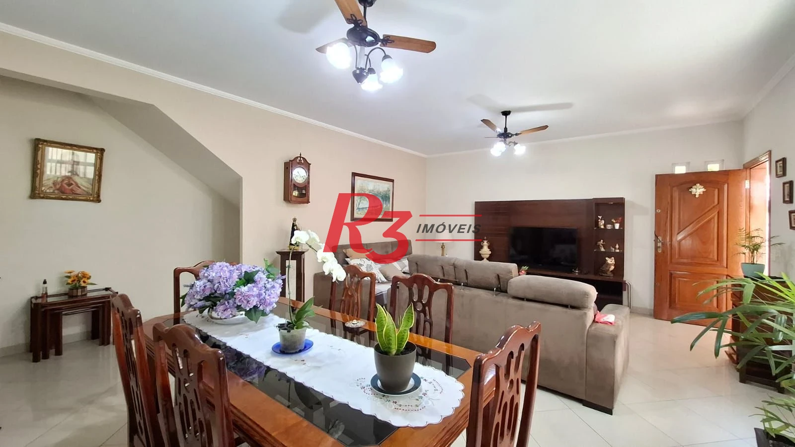 Casa à venda, com 3 suites, 2 vagas, no Embaré em Santos SP