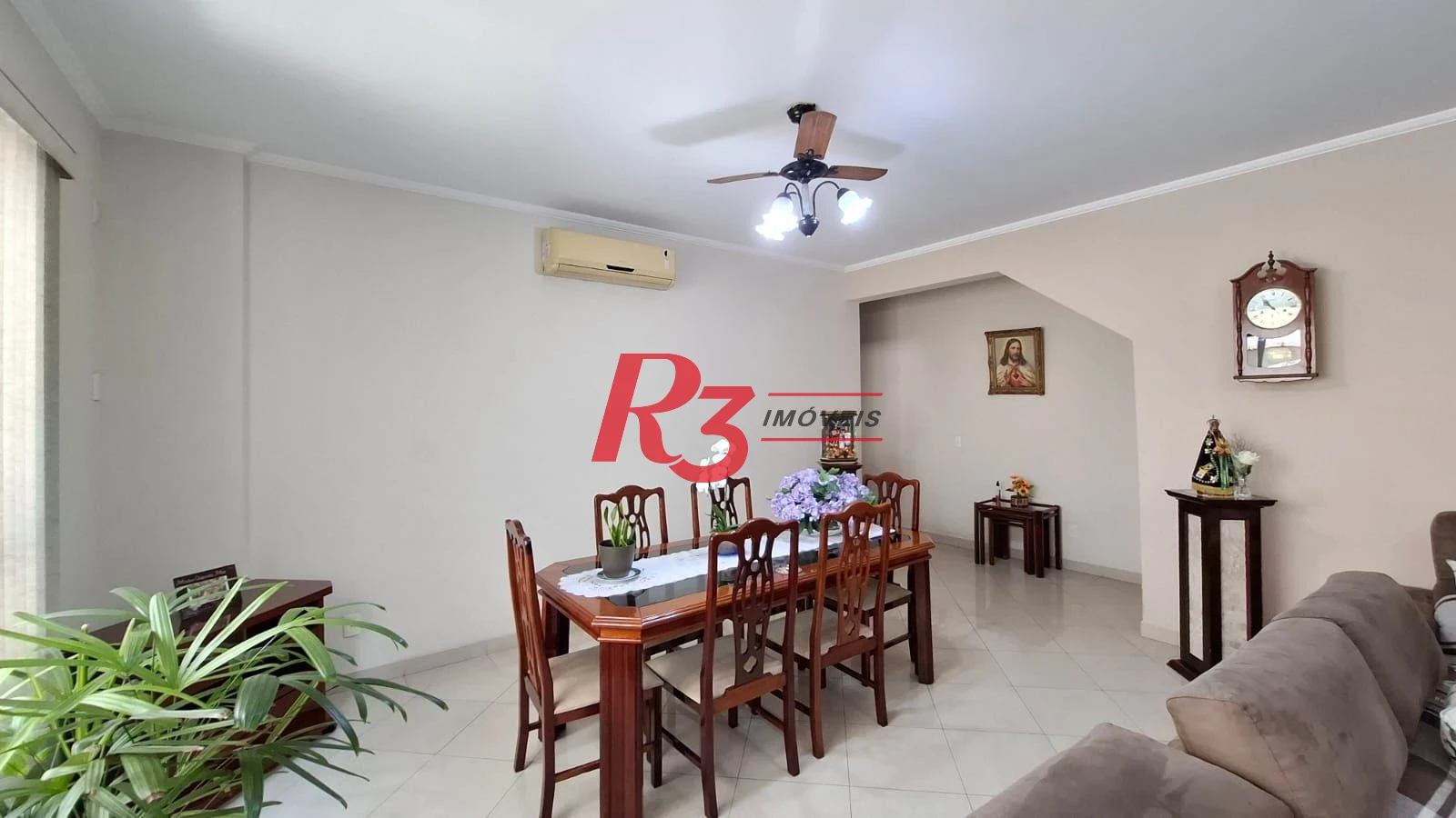 Casa à venda, com 3 suites, 2 vagas, no Embaré em Santos SP