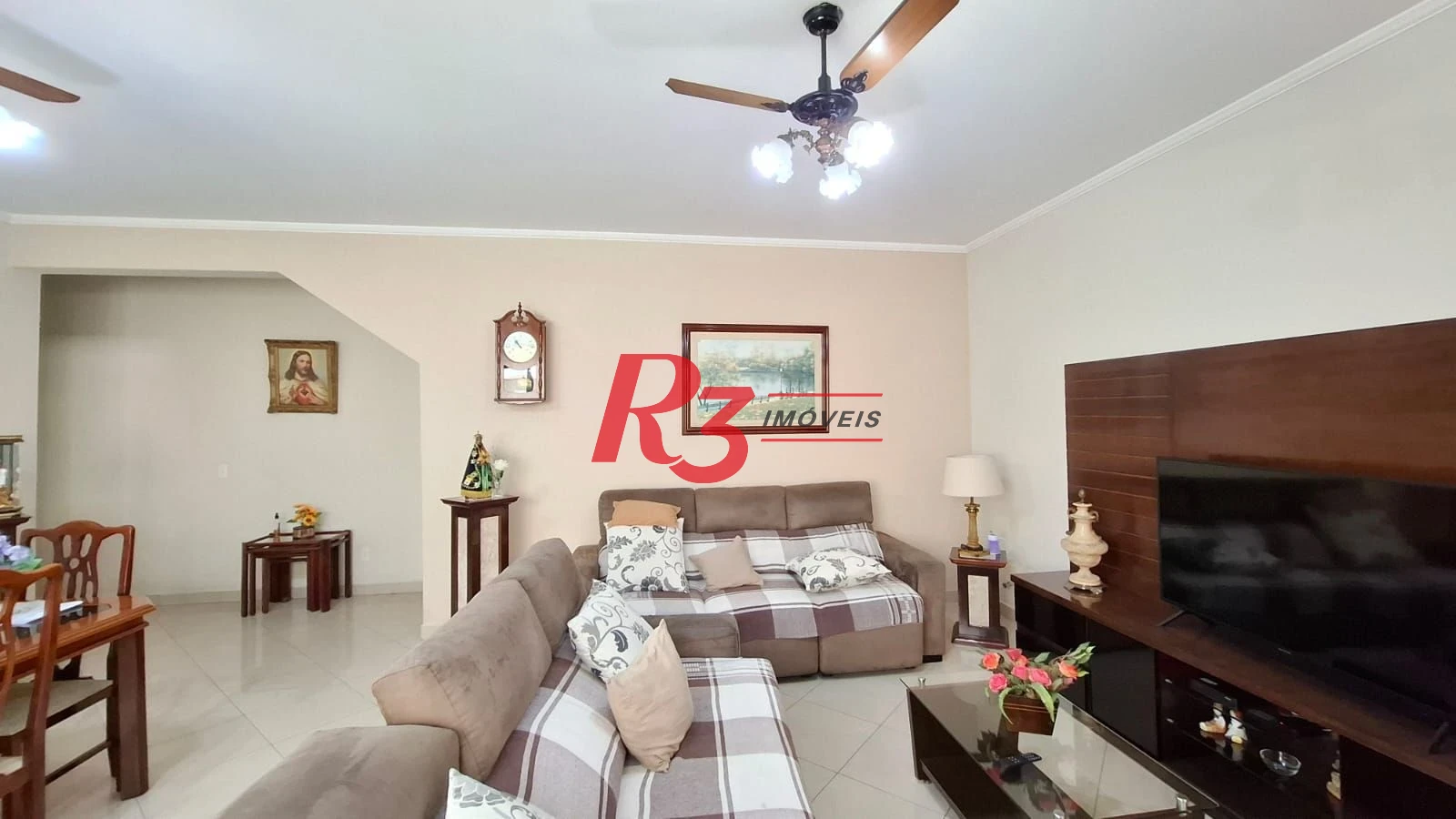 Casa à venda, com 3 suites, 2 vagas, no Embaré em Santos SP