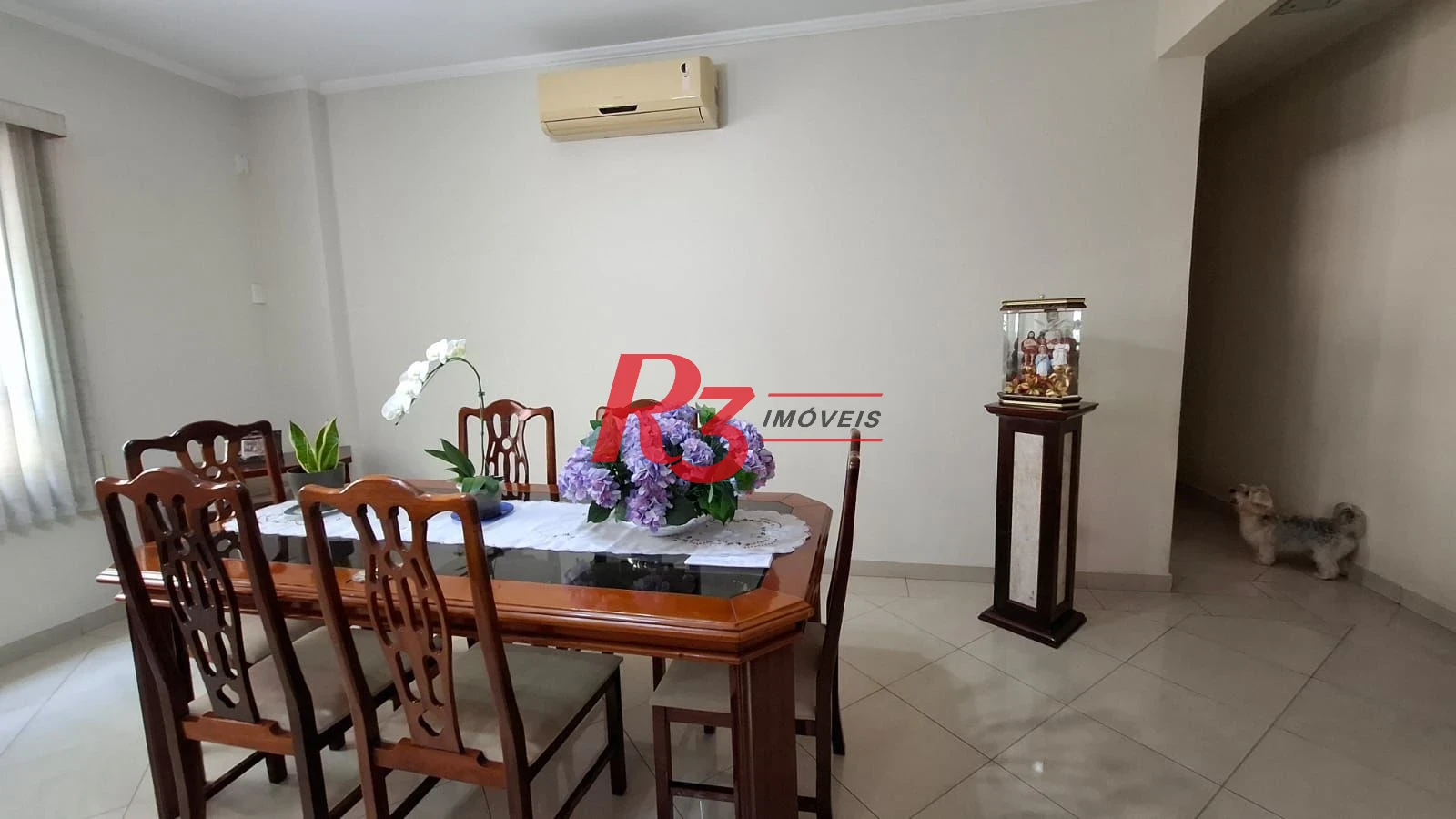 Casa à venda, com 3 suites, 2 vagas, no Embaré em Santos SP
