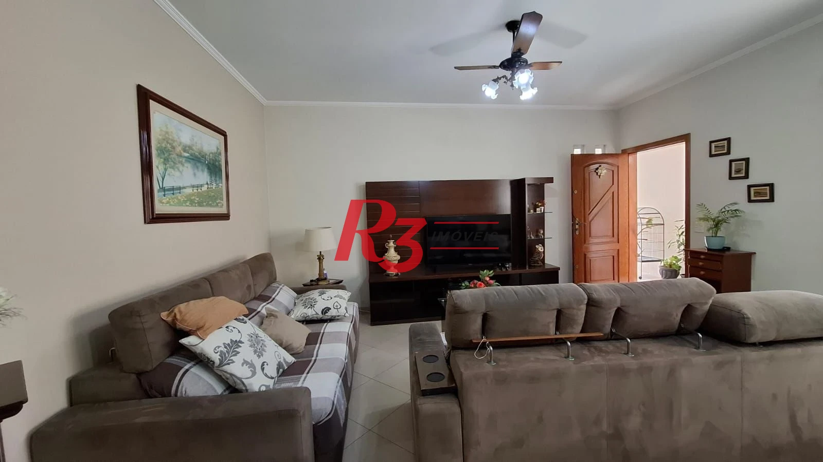 Casa à venda, com 3 suites, 2 vagas, no Embaré em Santos SP