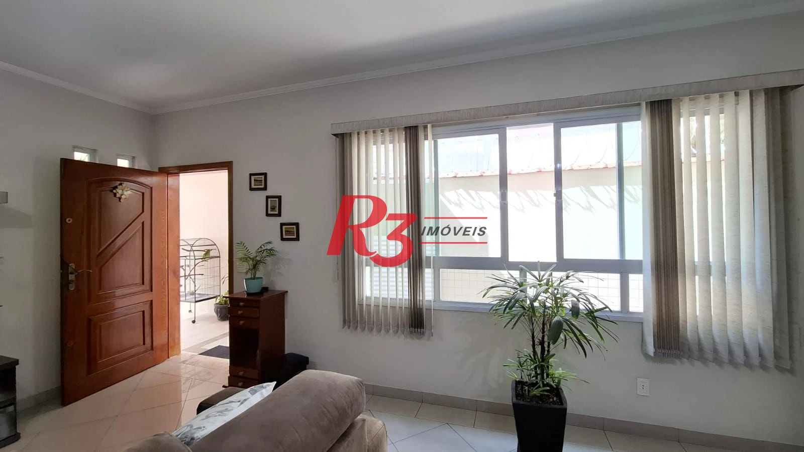 Casa à venda, com 3 suites, 2 vagas, no Embaré em Santos SP