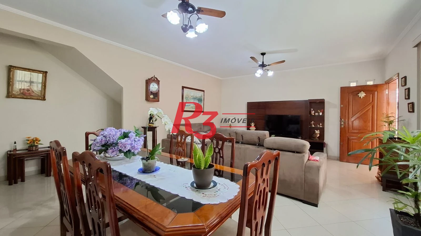 Casa à venda, com 3 suites, 2 vagas, no Embaré em Santos SP