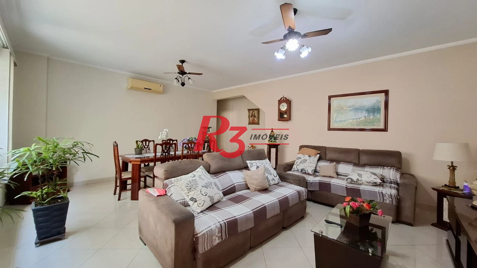 Casa à venda, com 3 suites, 2 vagas, no Embaré em Santos SP