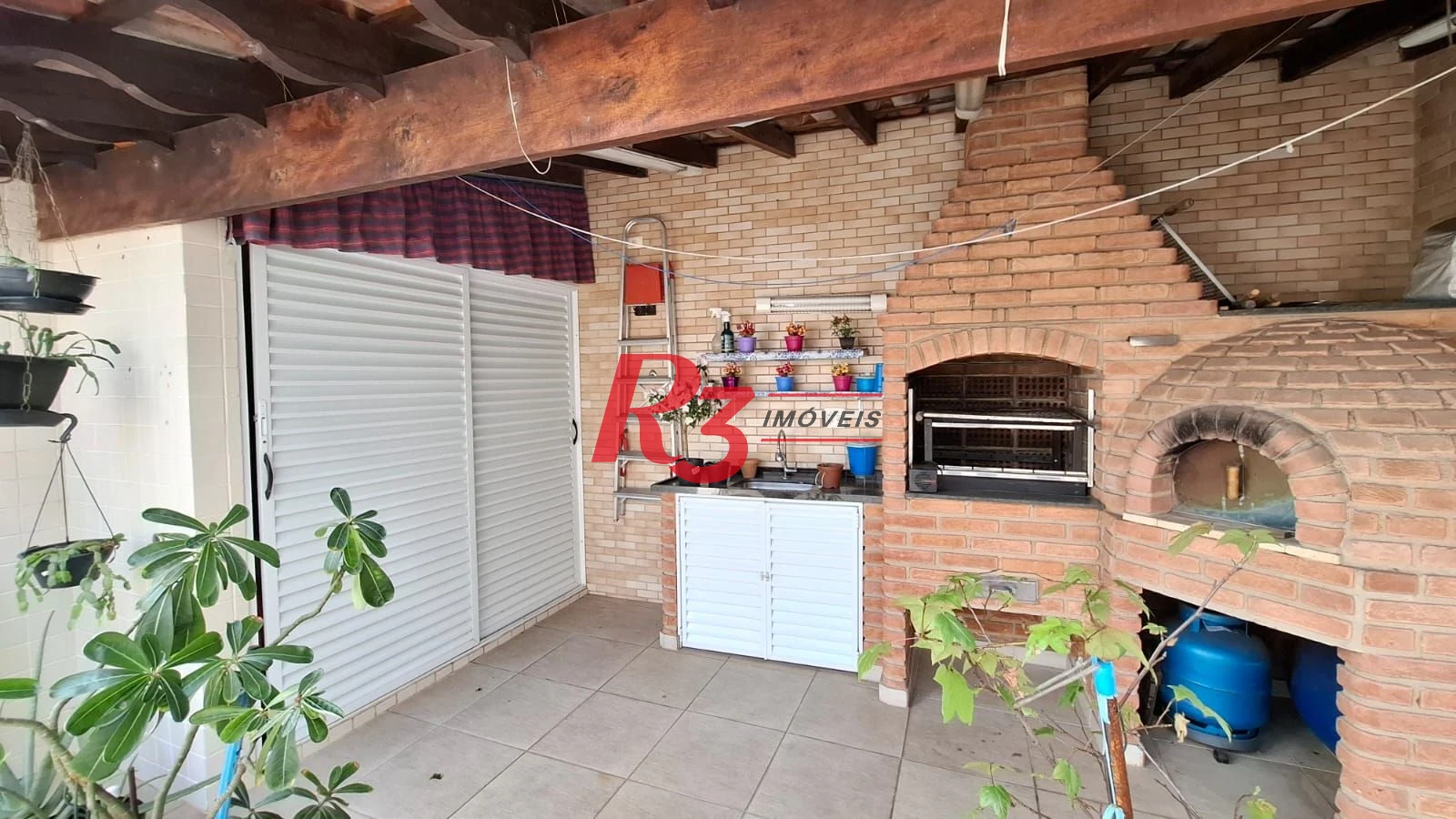 Casa à venda, com 3 suites, 2 vagas, no Embaré em Santos SP