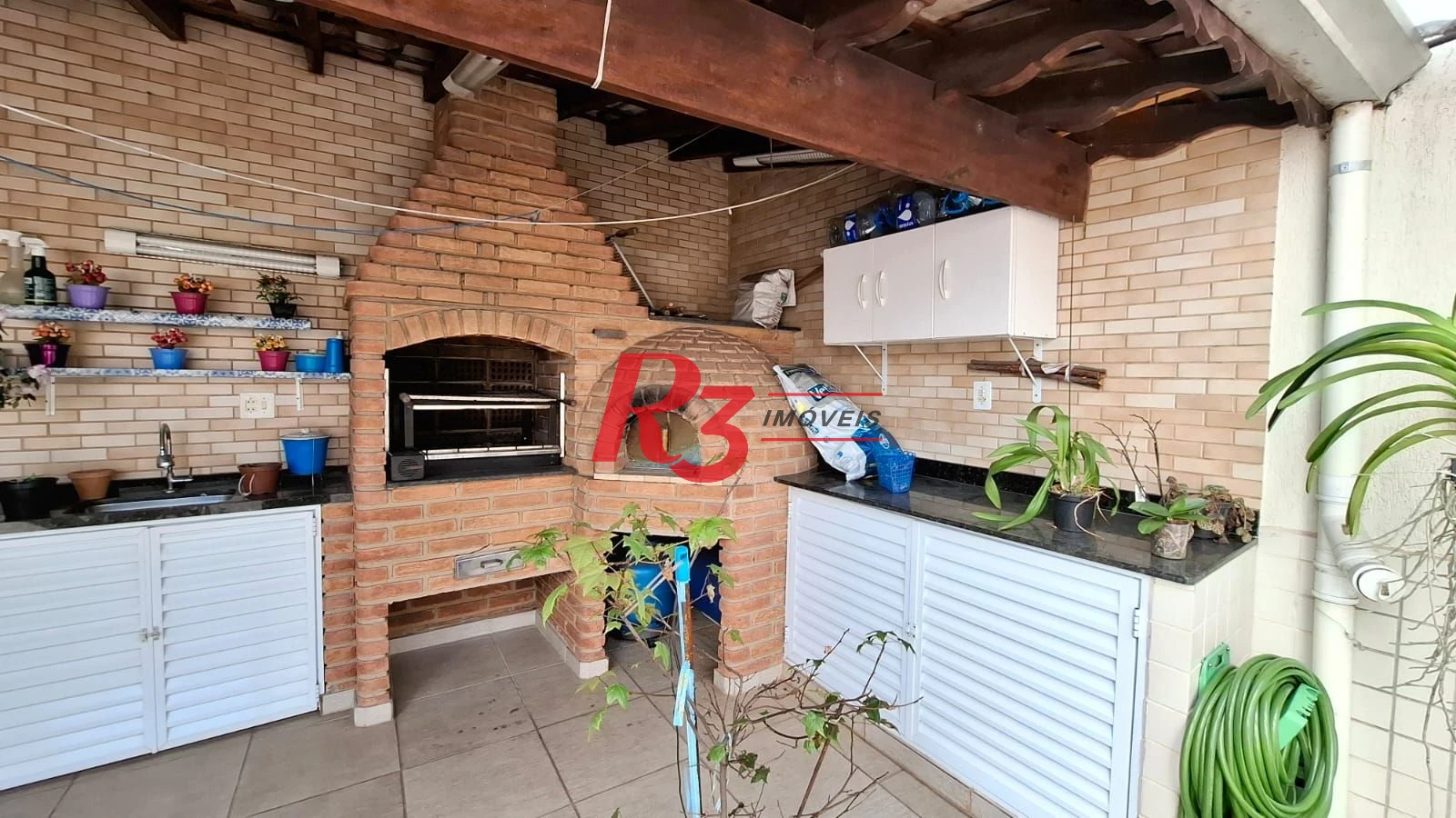 Casa à venda, com 3 suites, 2 vagas, no Embaré em Santos SP