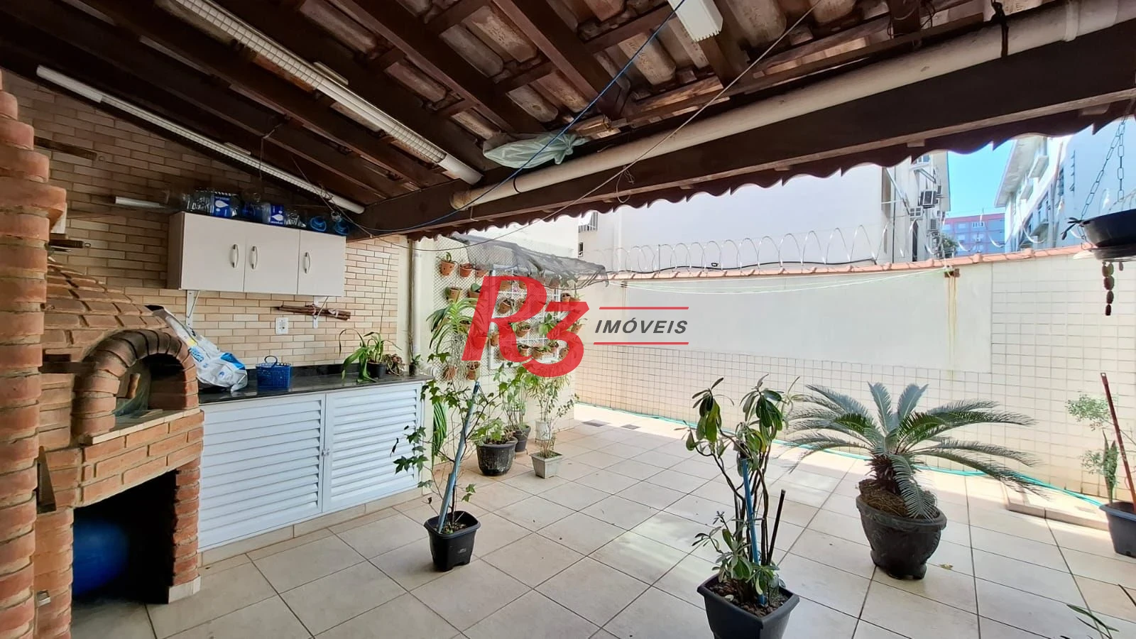 Casa à venda, com 3 suites, 2 vagas, no Embaré em Santos SP