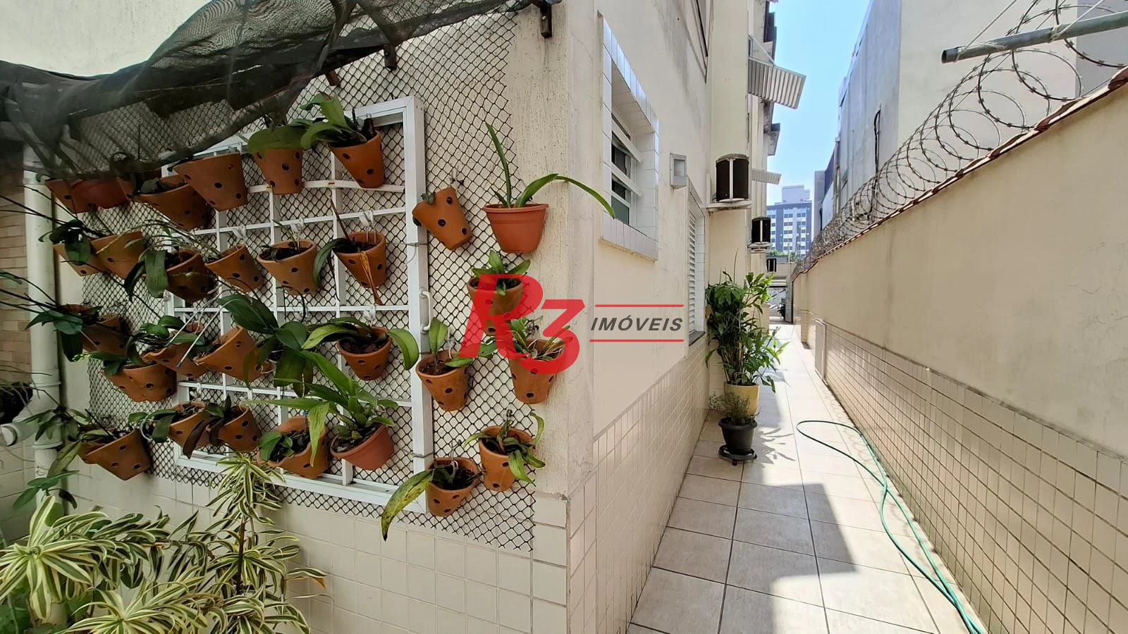 Casa à venda, com 3 suites, 2 vagas, no Embaré em Santos SP