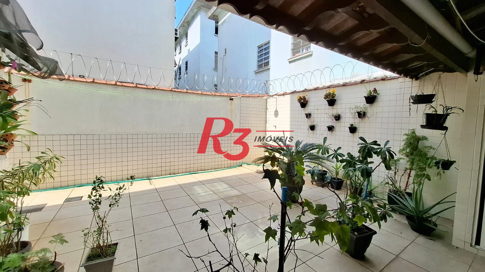 Casa à venda, com 3 suites, 2 vagas, no Embaré em Santos SP