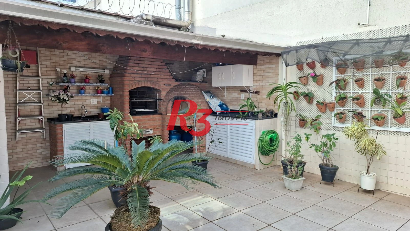 Casa à venda, com 3 suites, 2 vagas, no Embaré em Santos SP