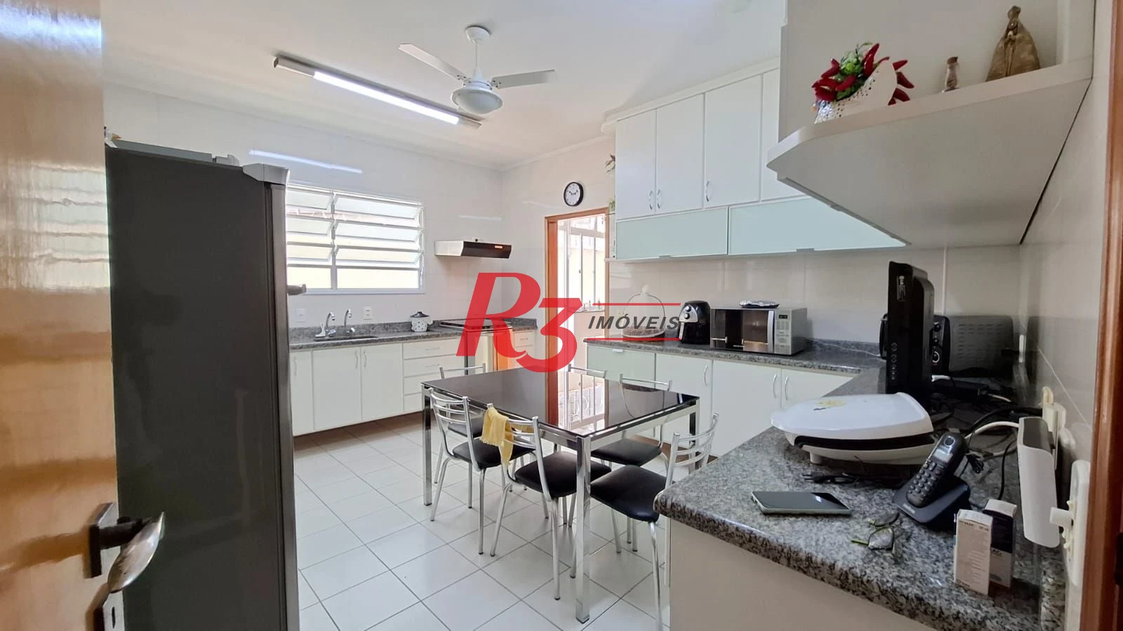 Casa à venda, com 3 suites, 2 vagas, no Embaré em Santos SP