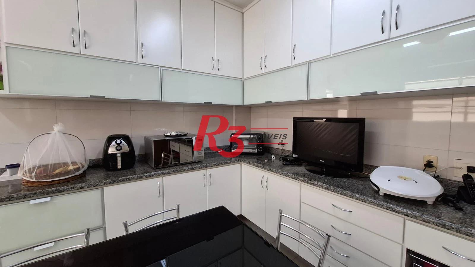 Casa à venda, com 3 suites, 2 vagas, no Embaré em Santos SP