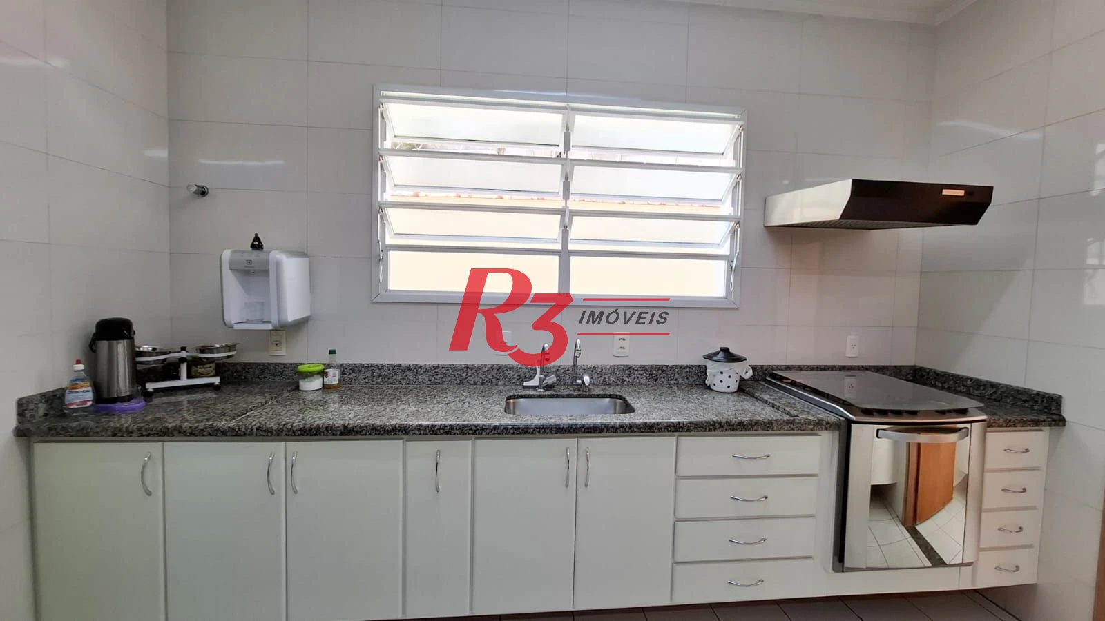 Casa à venda, com 3 suites, 2 vagas, no Embaré em Santos SP
