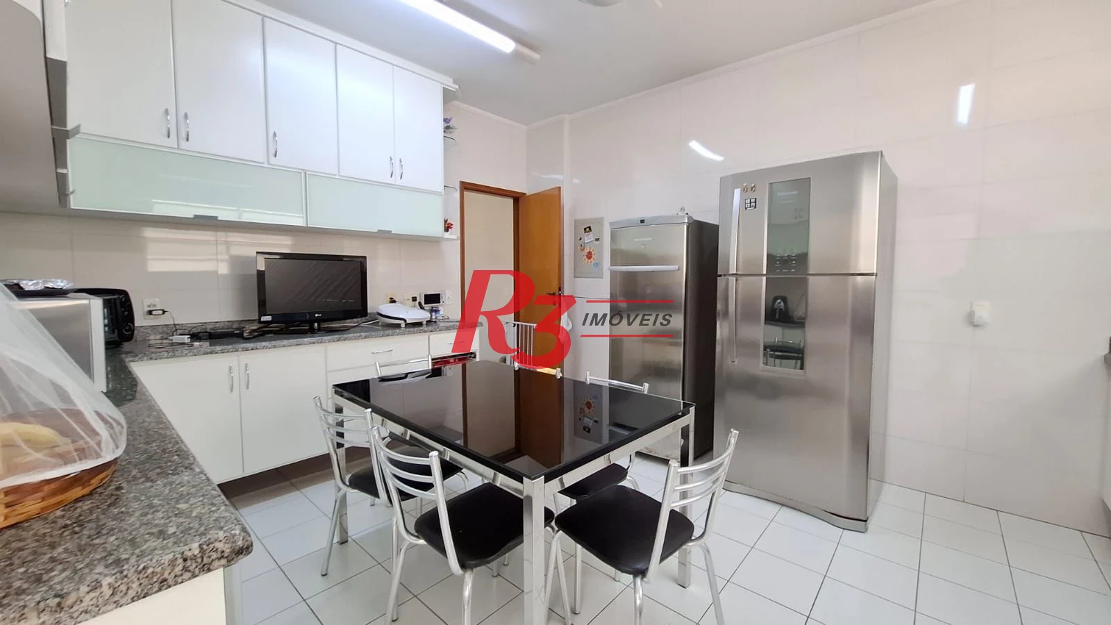 Casa à venda, com 3 suites, 2 vagas, no Embaré em Santos SP