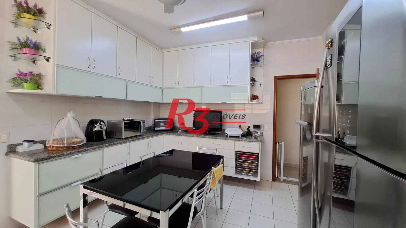 Casa à venda, com 3 suites, 2 vagas, no Embaré em Santos SP