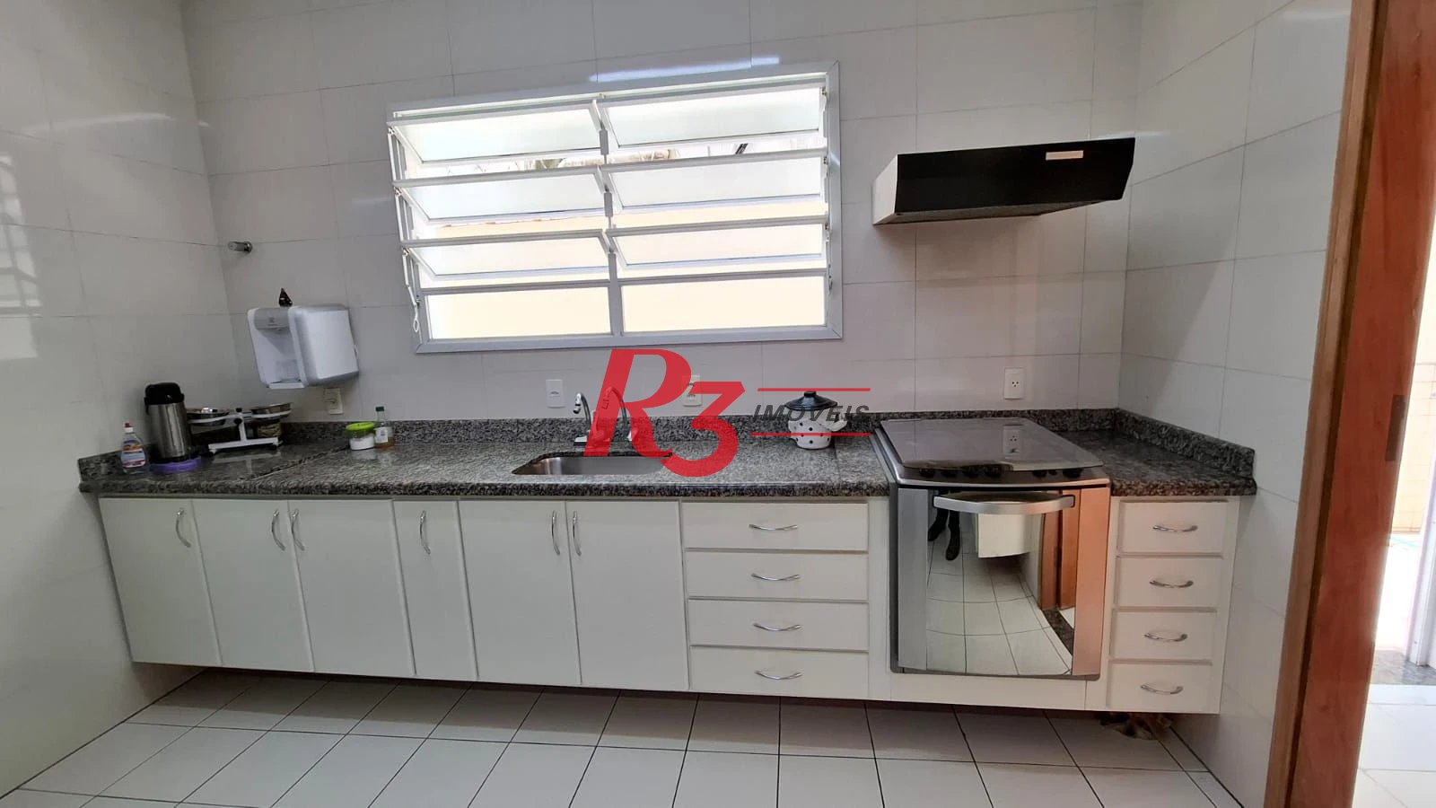 Casa à venda, com 3 suites, 2 vagas, no Embaré em Santos SP