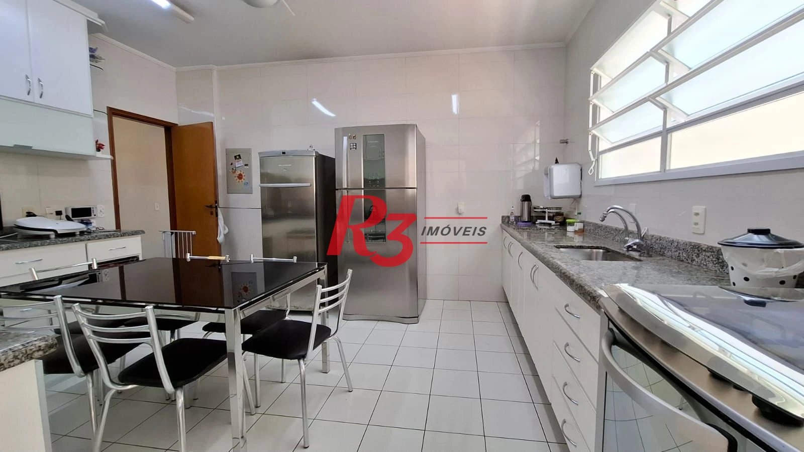 Casa à venda, com 3 suites, 2 vagas, no Embaré em Santos SP