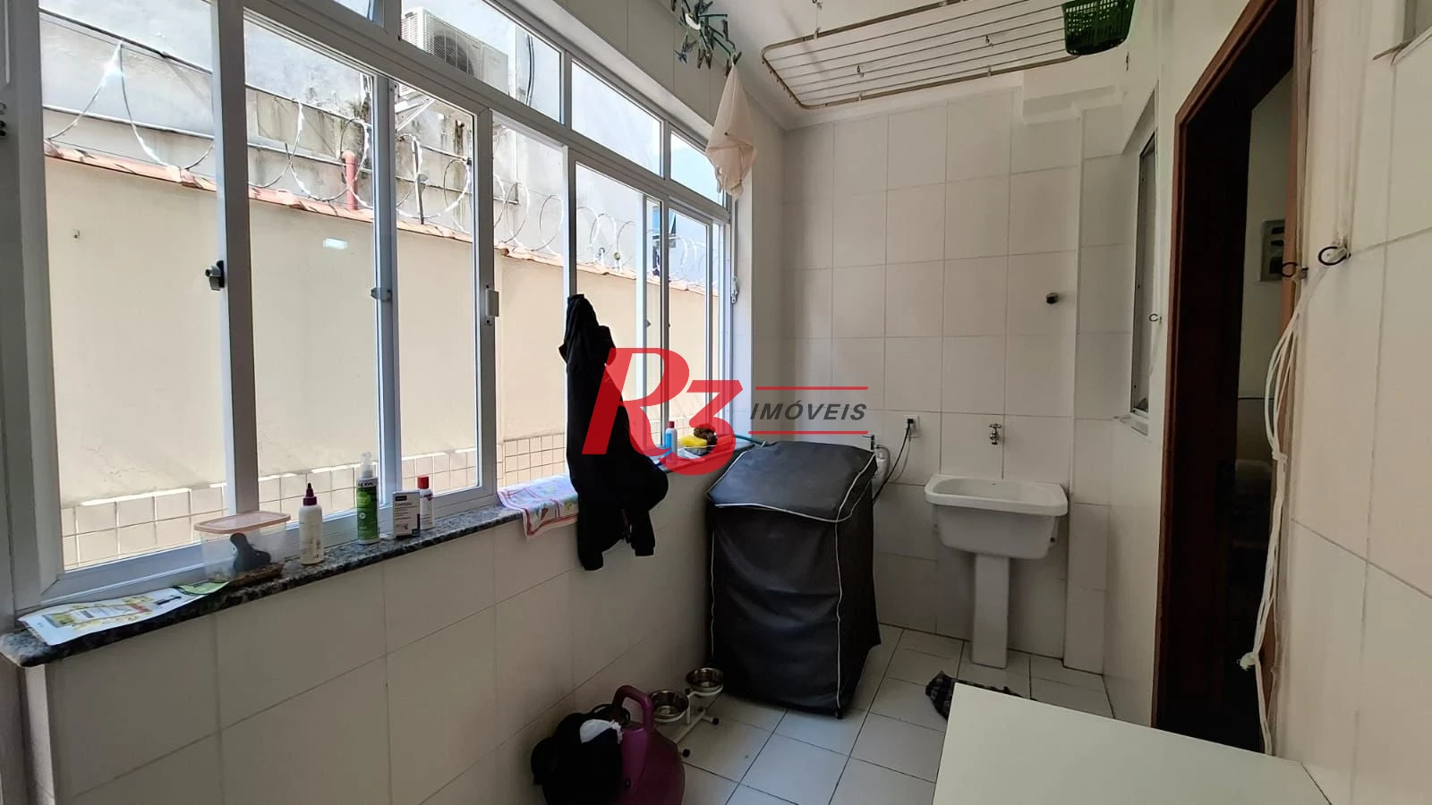 Casa à venda, com 3 suites, 2 vagas, no Embaré em Santos SP