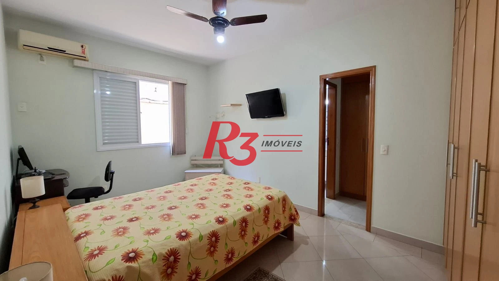 Casa à venda, com 3 suites, 2 vagas, no Embaré em Santos SP