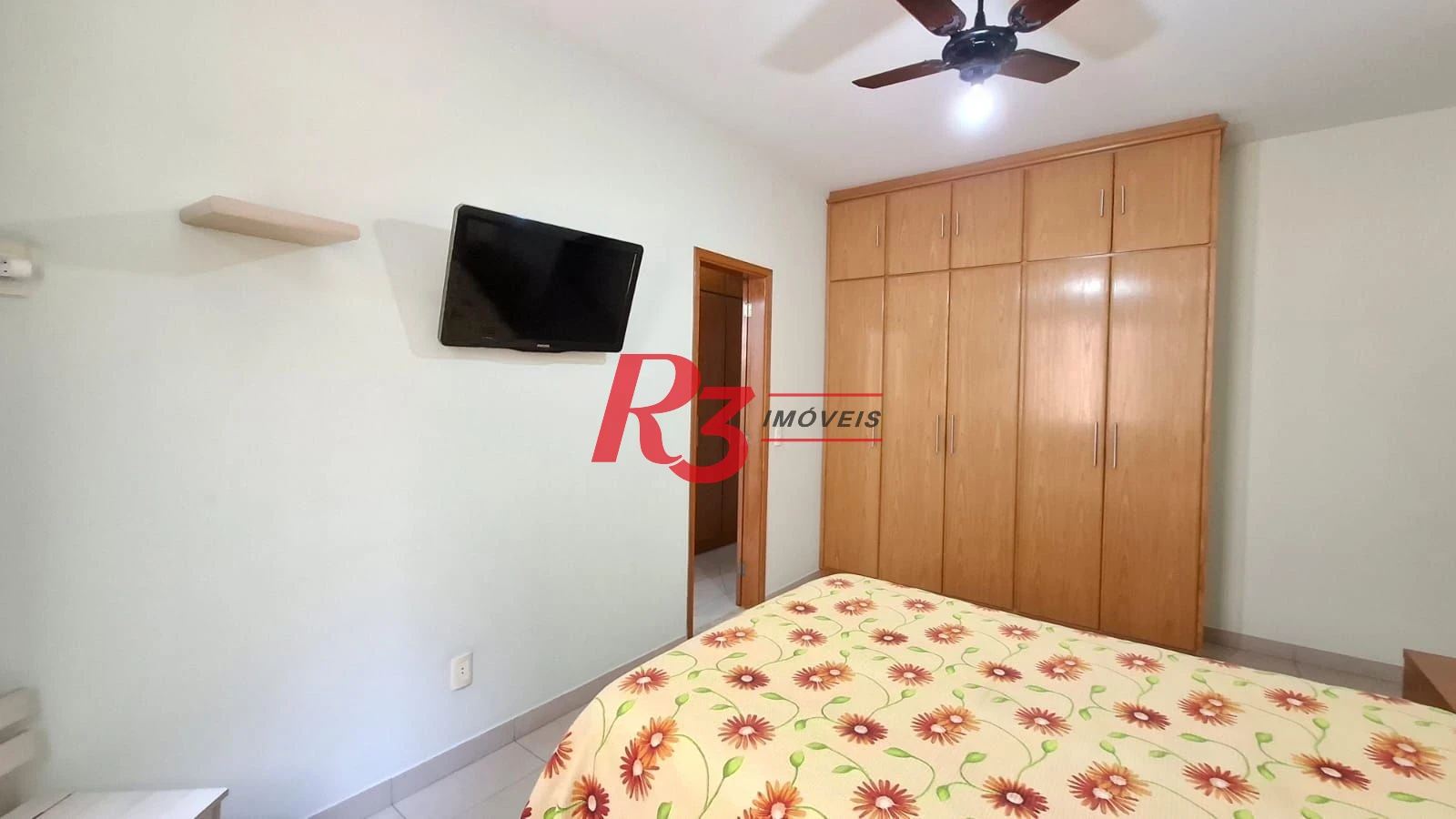 Casa à venda, com 3 suites, 2 vagas, no Embaré em Santos SP