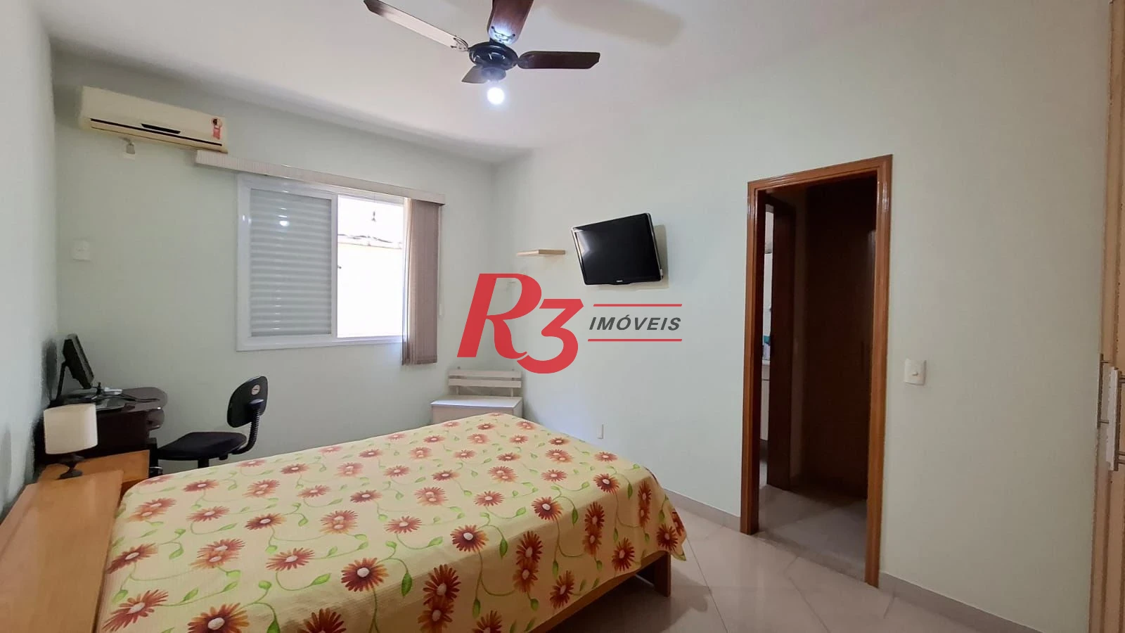 Casa à venda, com 3 suites, 2 vagas, no Embaré em Santos SP