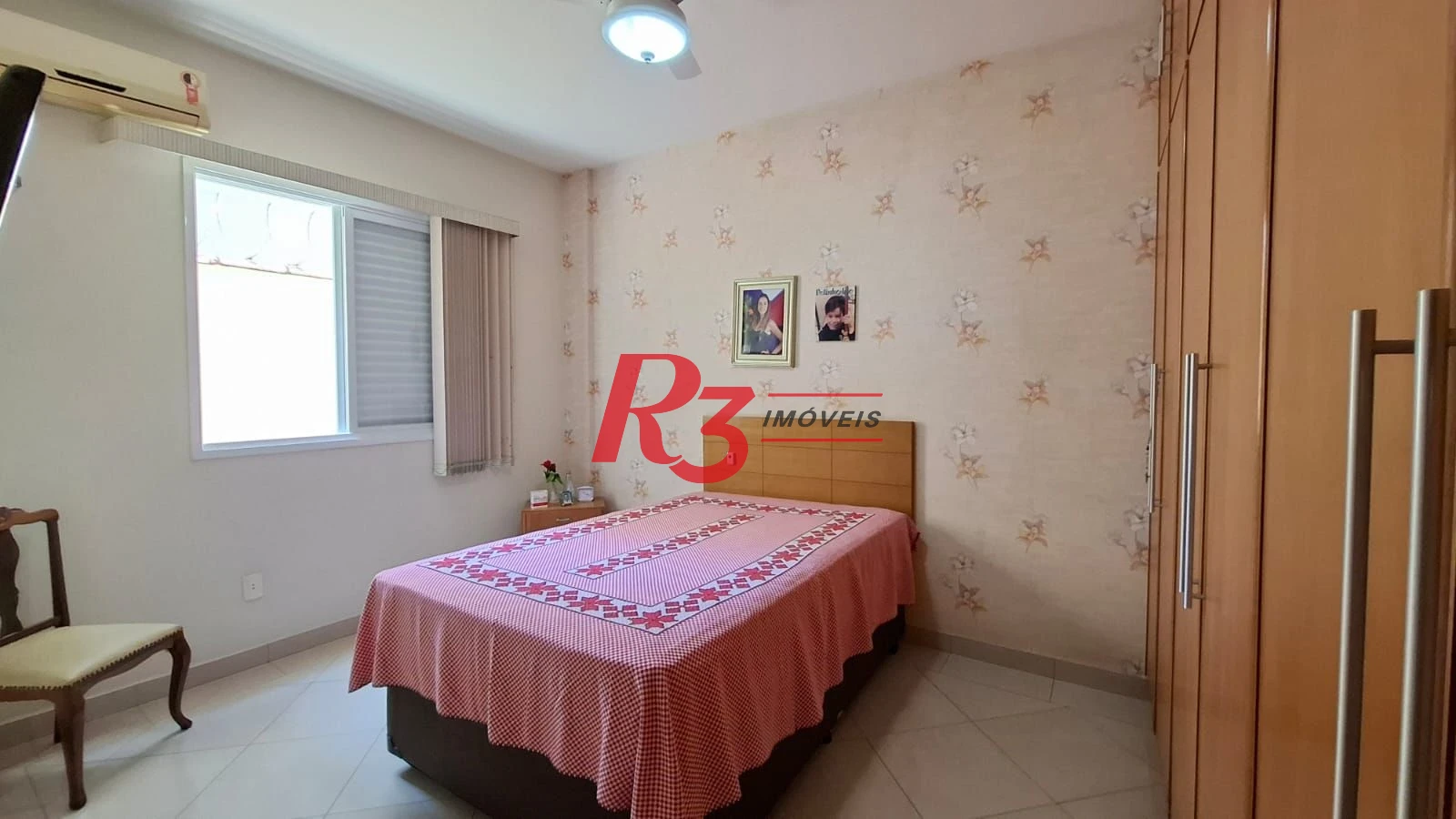 Casa à venda, com 3 suites, 2 vagas, no Embaré em Santos SP