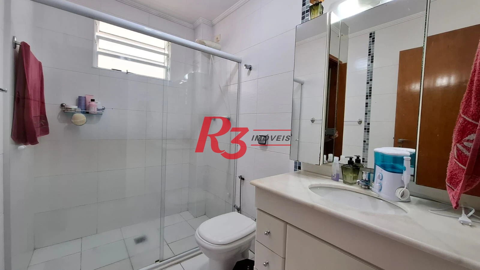 Casa à venda, com 3 suites, 2 vagas, no Embaré em Santos SP