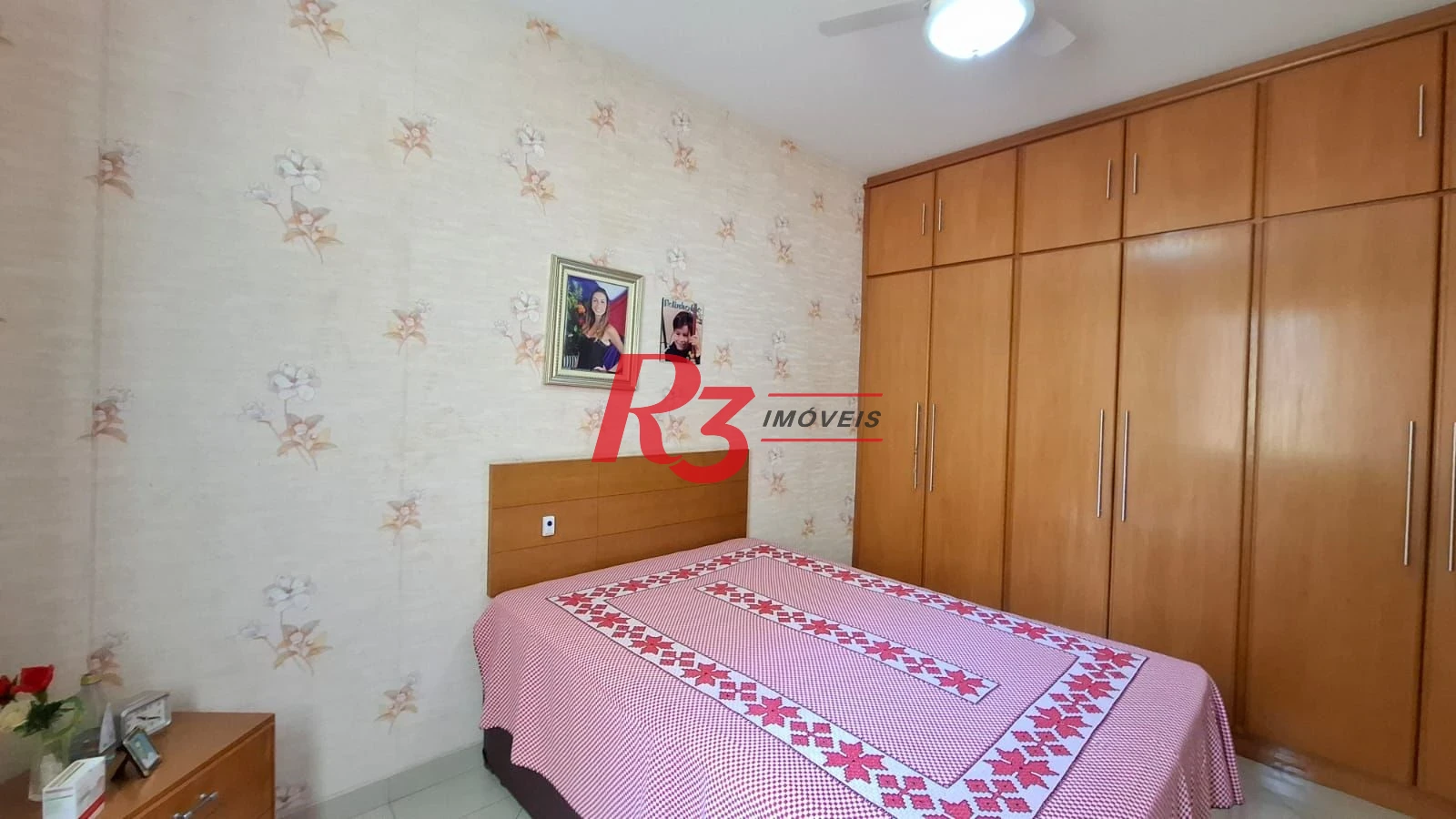 Casa à venda, com 3 suites, 2 vagas, no Embaré em Santos SP