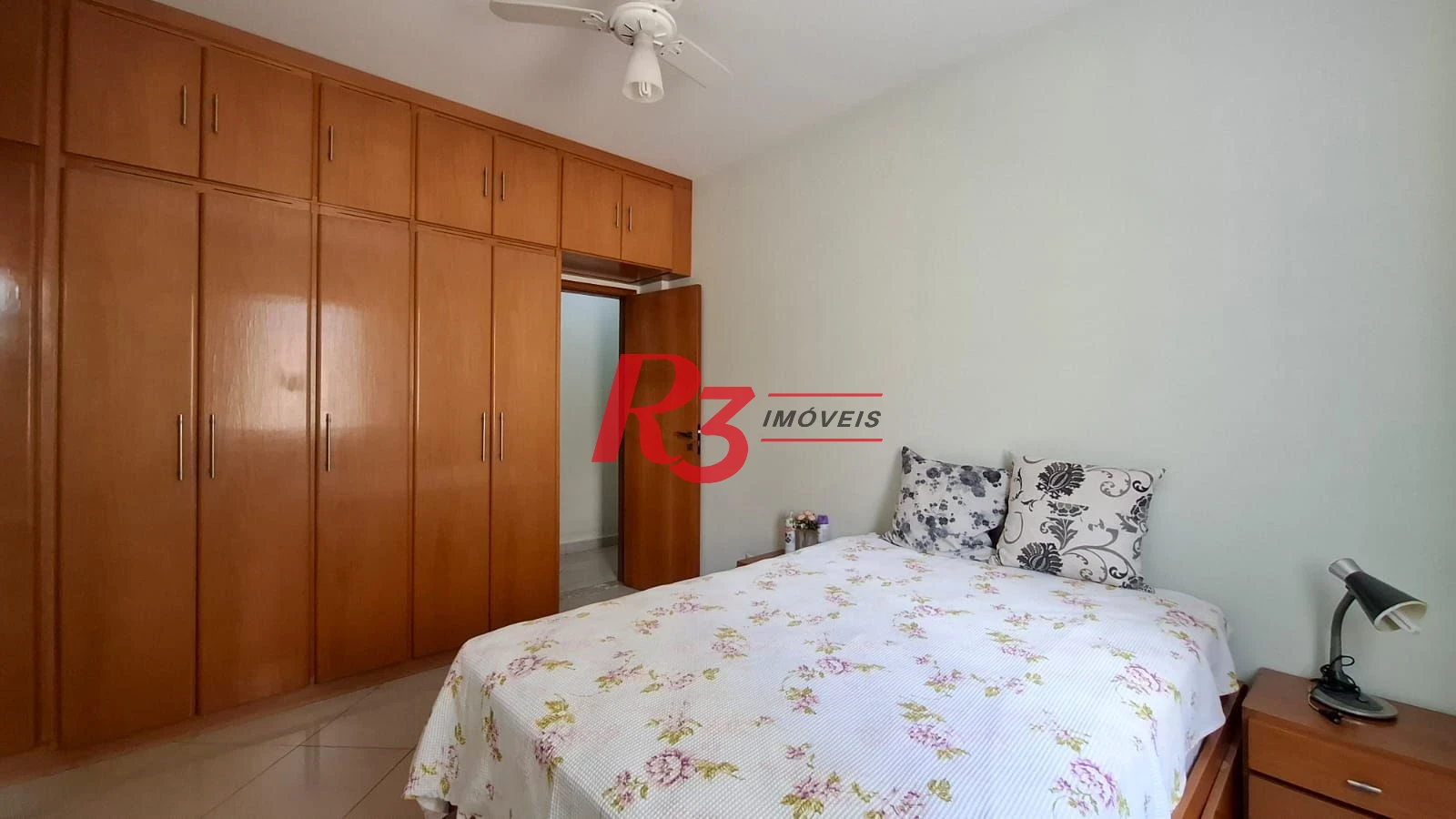Casa à venda, com 3 suites, 2 vagas, no Embaré em Santos SP