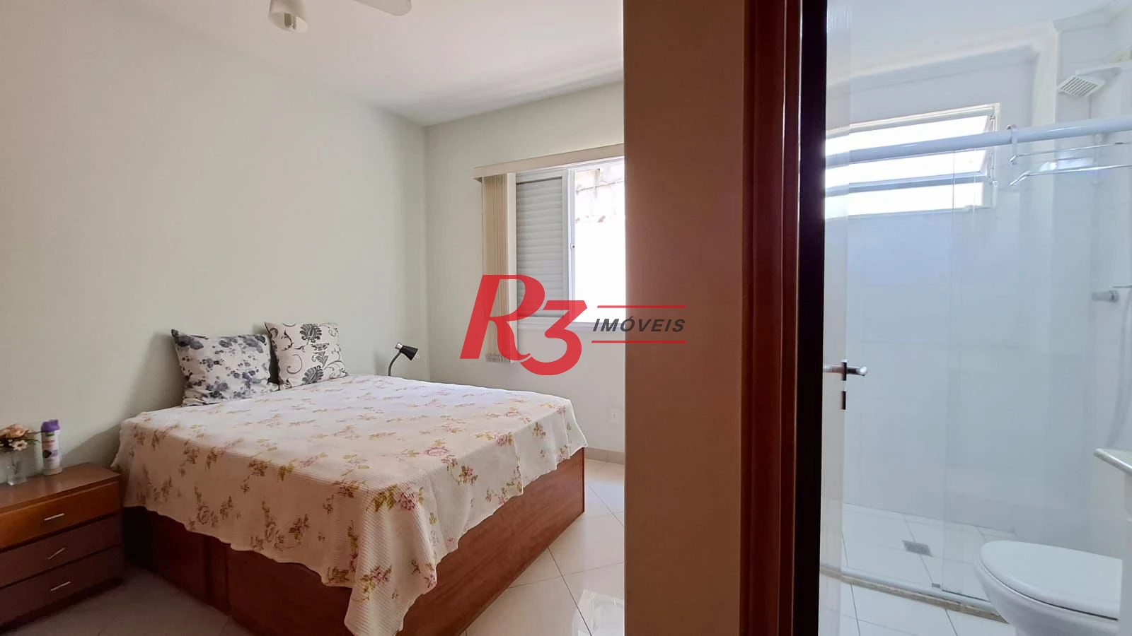 Casa à venda, com 3 suites, 2 vagas, no Embaré em Santos SP