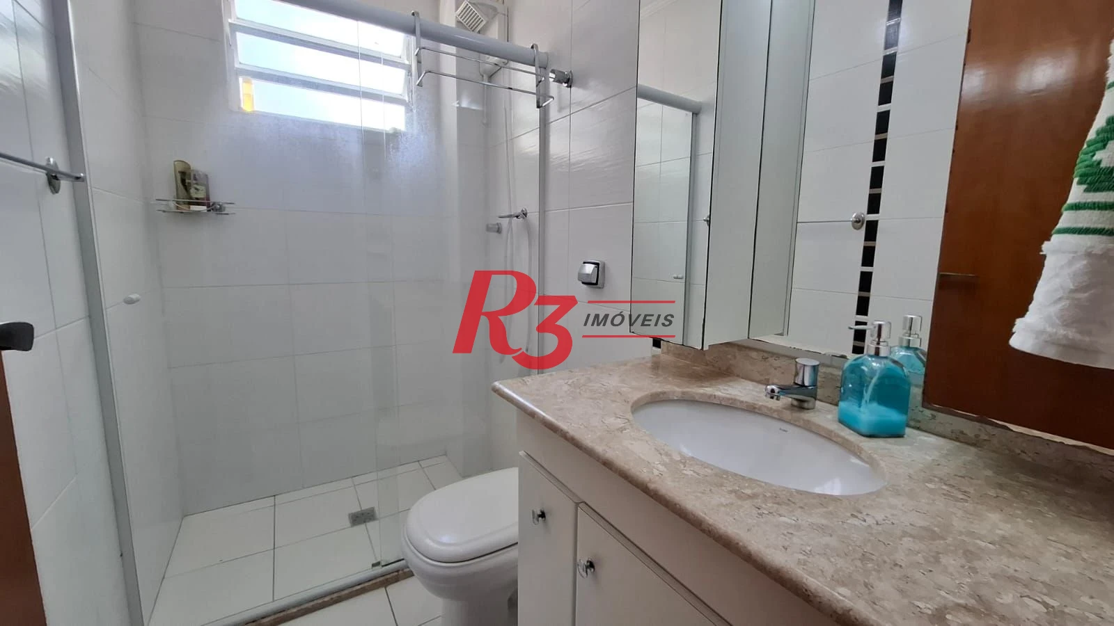 Casa à venda, com 3 suites, 2 vagas, no Embaré em Santos SP