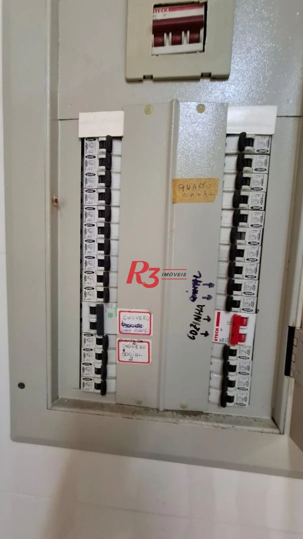 Casa à venda, com 3 suites, 2 vagas, no Embaré em Santos SP
