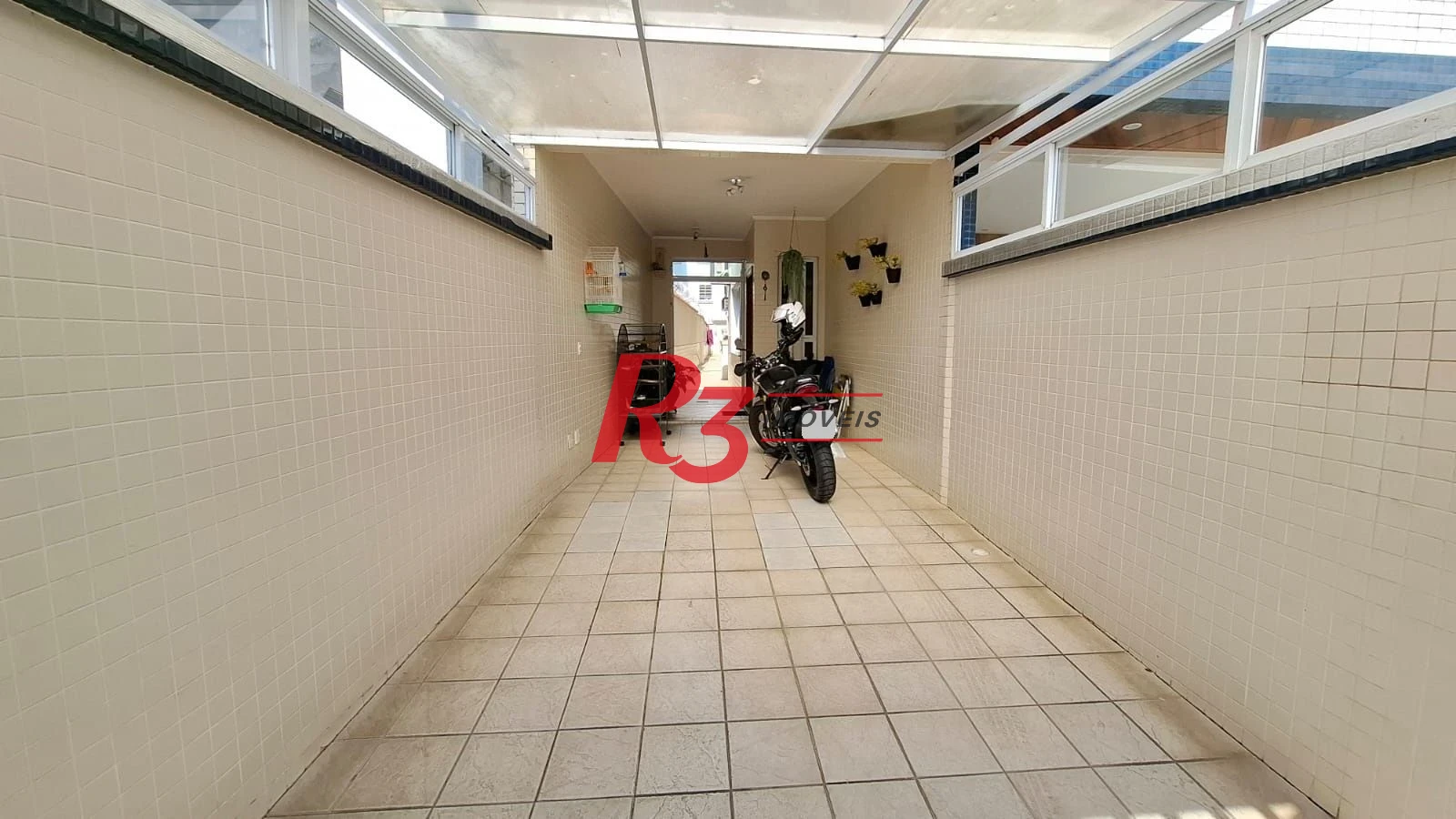 Casa à venda, com 3 suites, 2 vagas, no Embaré em Santos SP