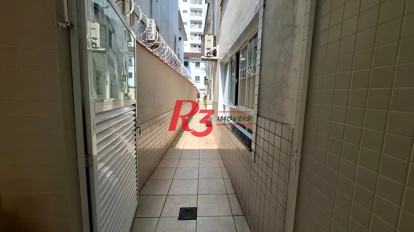 Casa à venda, com 3 suites, 2 vagas, no Embaré em Santos SP