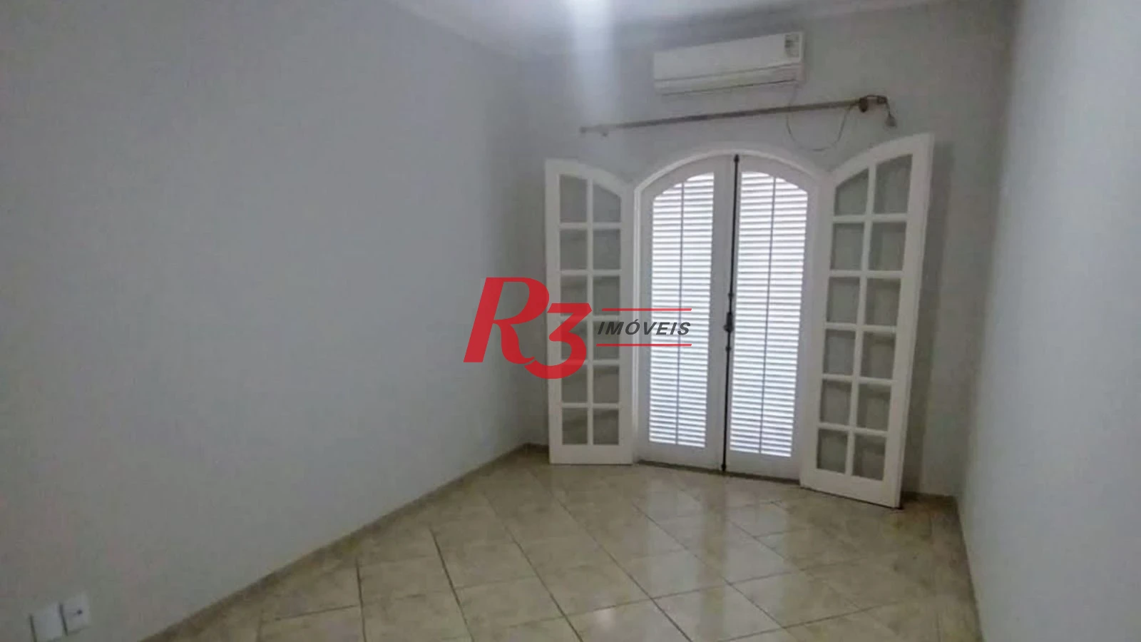 Sobrado com 4 dormitórios à venda, 214 m² por R$ 1.385.000,00 - Embaré - Santos/SP