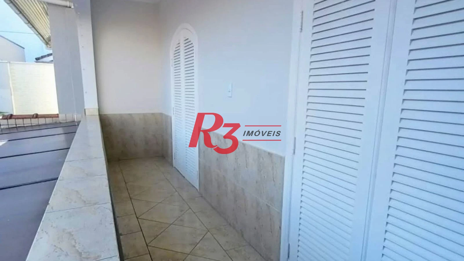 Sobrado com 4 dormitórios à venda, 214 m² por R$ 1.385.000,00 - Embaré - Santos/SP