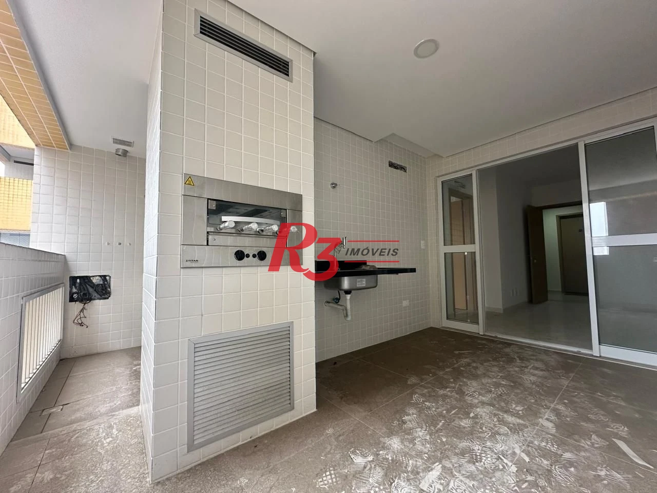 R3 ALUGA excelente apartamento com dois dormítórios em condomínio clube no bairro do Boqueirão, em Santos.