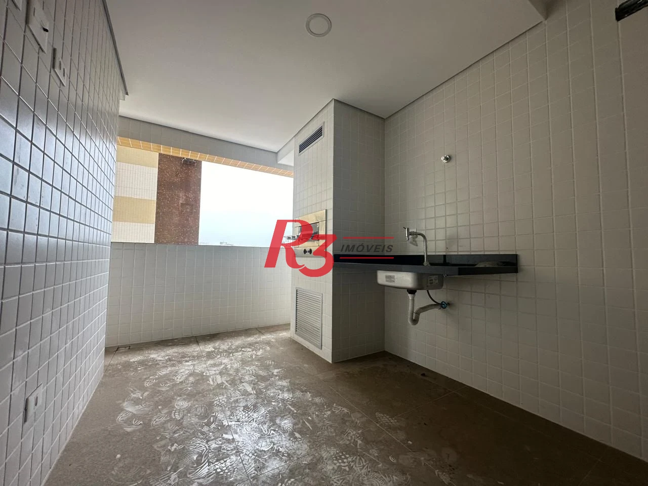 R3 ALUGA excelente apartamento com dois dormítórios em condomínio clube no bairro do Boqueirão, em Santos.