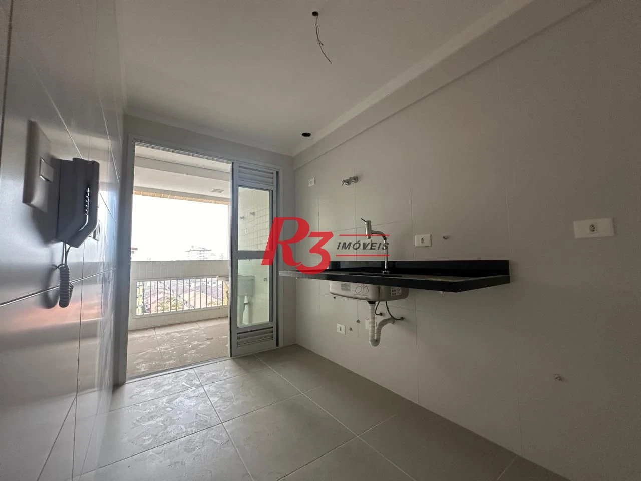 R3 ALUGA excelente apartamento com dois dormítórios em condomínio clube no bairro do Boqueirão, em Santos.