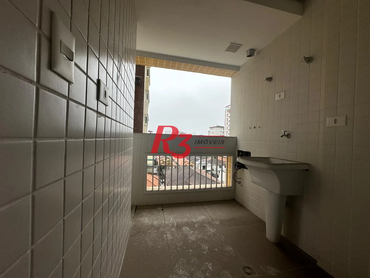 R3 ALUGA excelente apartamento com dois dormítórios em condomínio clube no bairro do Boqueirão, em Santos.