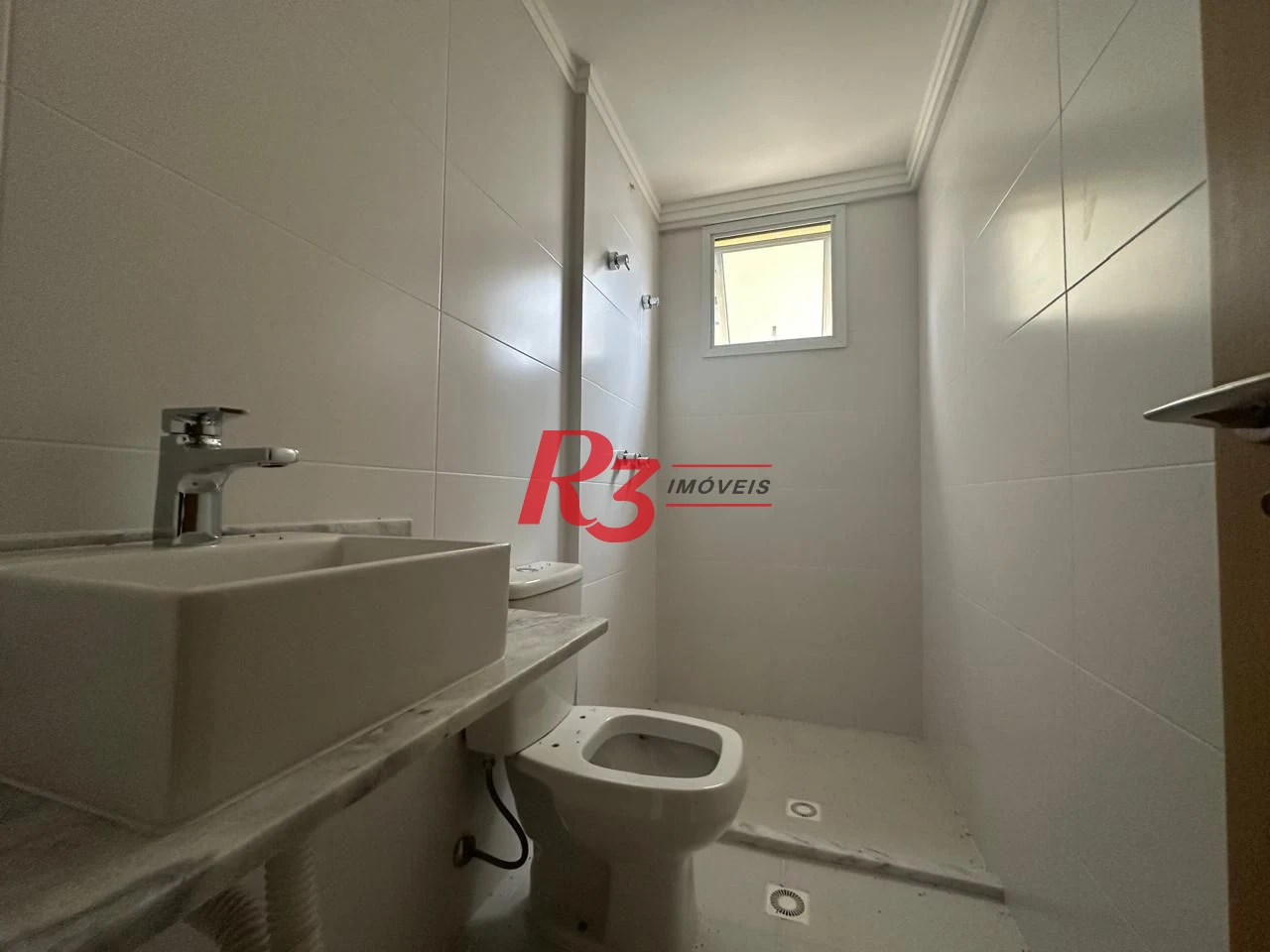 R3 ALUGA excelente apartamento com dois dormítórios em condomínio clube no bairro do Boqueirão, em Santos.