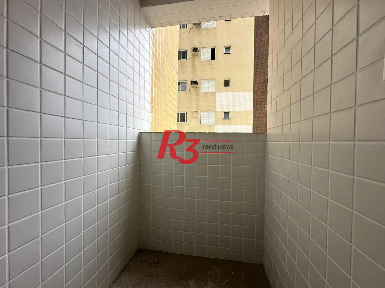 R3 ALUGA excelente apartamento com dois dormítórios em condomínio clube no bairro do Boqueirão, em Santos.