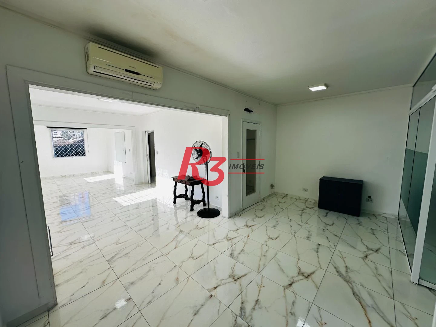 Sobrado com 4 dormitórios à venda, 245 m² por R$ 1.350.000,00 - Ponta da Praia - Santos/SP