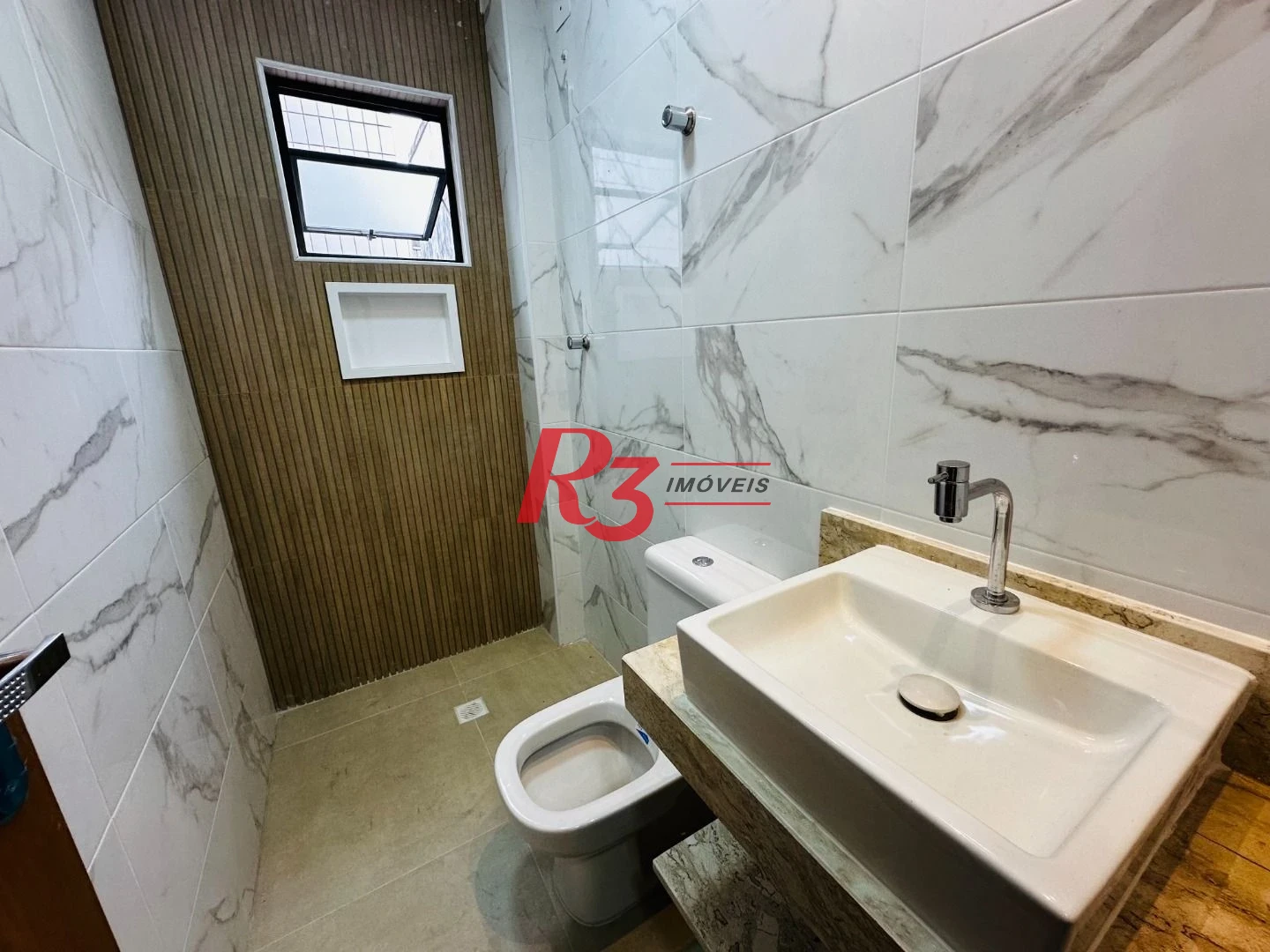 Sobrado com 3 dormitórios à venda, 220 m² por R$ 1.600.000,00 - Embaré - Santos/SP