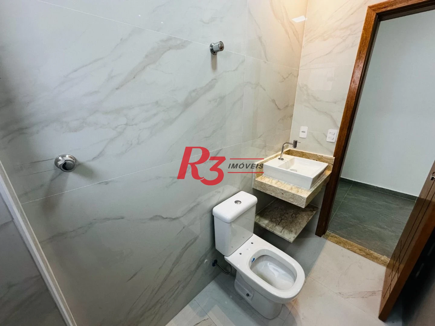 Sobrado com 3 dormitórios à venda, 220 m² por R$ 1.600.000,00 - Embaré - Santos/SP