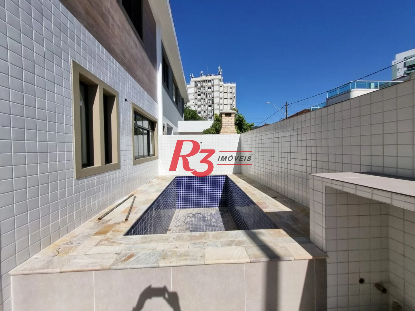 Sobrado de esquina novo com 3 suítes, churrasqueira e  e piscina  à venda, 140 m² na Vila Belmiro, oportunidade!!