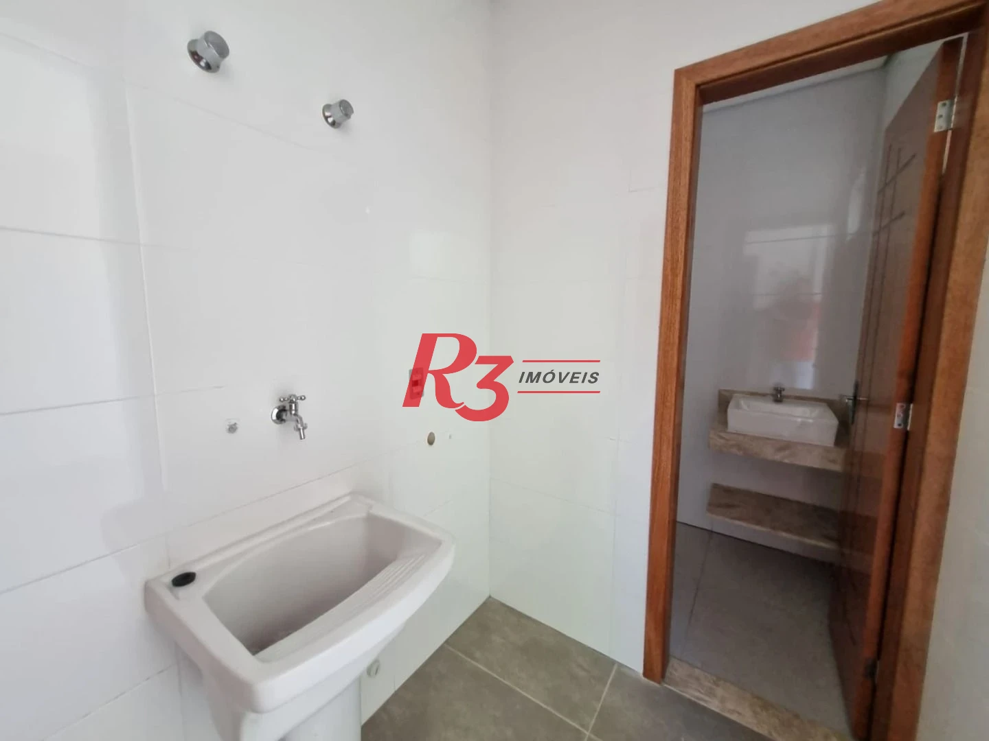 Sobrado de esquina novo com 3 suítes, churrasqueira e  e piscina  à venda, 140 m² na Vila Belmiro, oportunidade!!
