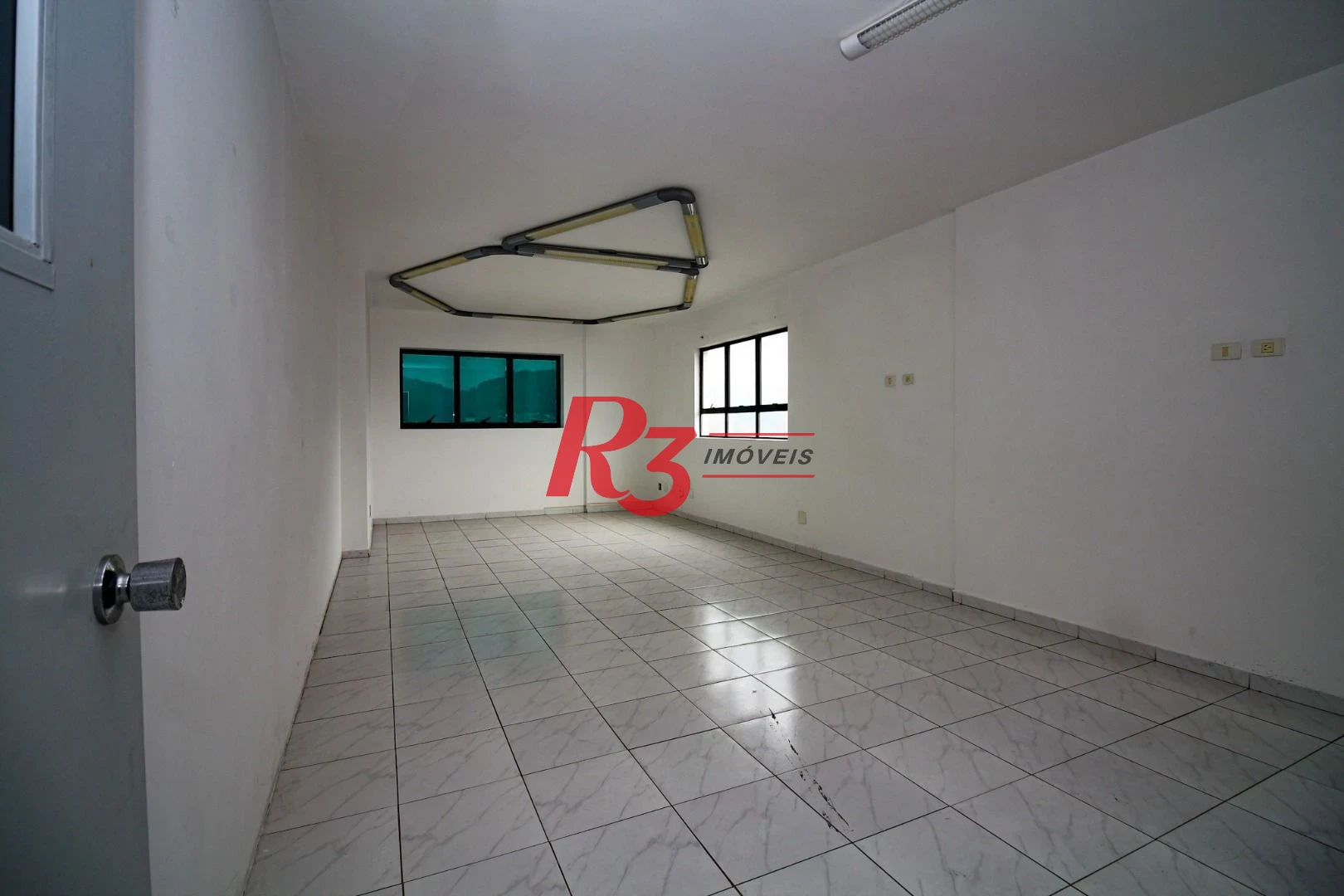 Sala para alugar, 115 m² por R$ 4.400/pacote mensal - Vila Mathias - Santos/SP