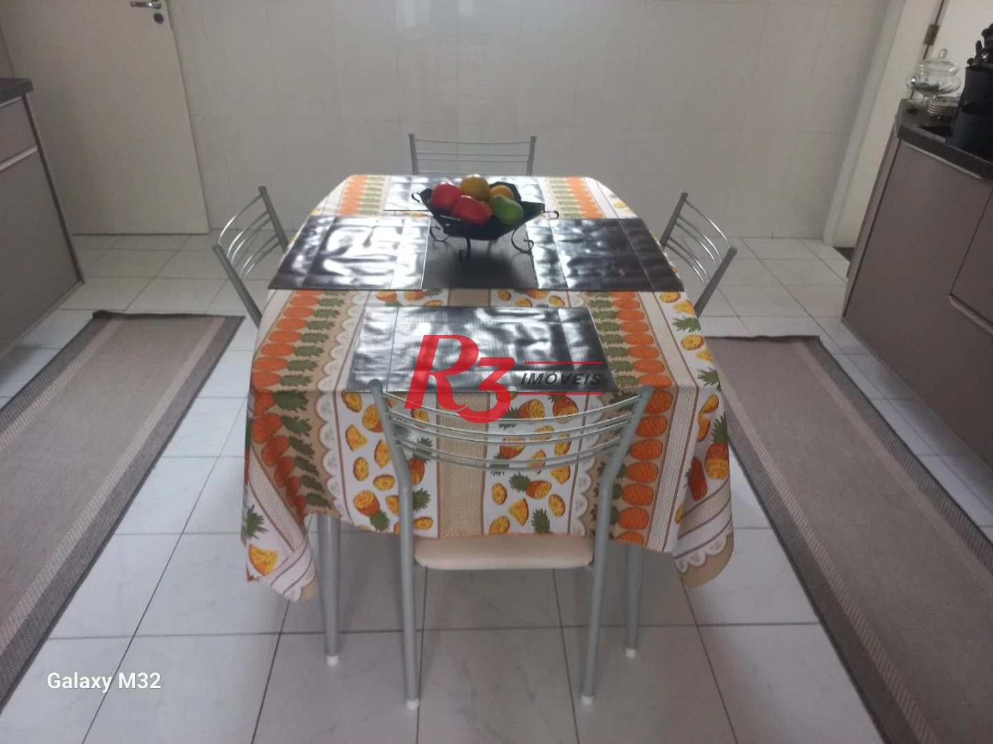 Casa sobreposta Alta á venda 3 suítes 2 vgs Churrasqueira Bairro Aparecida Santos.