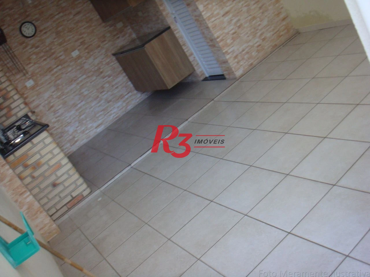 Casa sobreposta Alta á venda 3 suítes 2 vgs Churrasqueira Bairro Aparecida Santos.